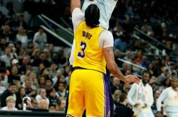 开云足球直播-马刺强势雷霆，莫里斯打破历史纪录