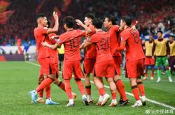 开云体育在线-激烈比拼：国内足球联赛双方展开大战的简单介绍