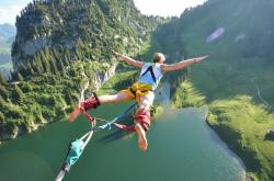 开云足球直播-西亚卡姆冠军级表现难挽狂澜，凯尔特人稳扎稳打拿下尼克斯