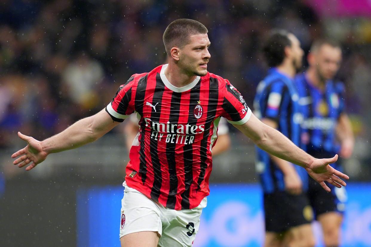 关于AC米兰中场续约成功，球队中坚留守的信息