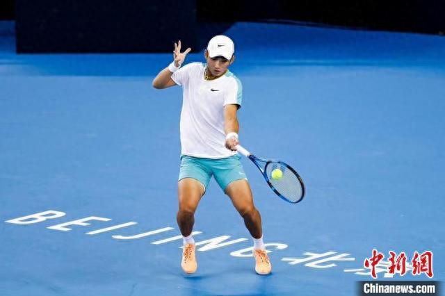 日本网球队轻取世界网球队，西西帕斯送出助攻的简单介绍