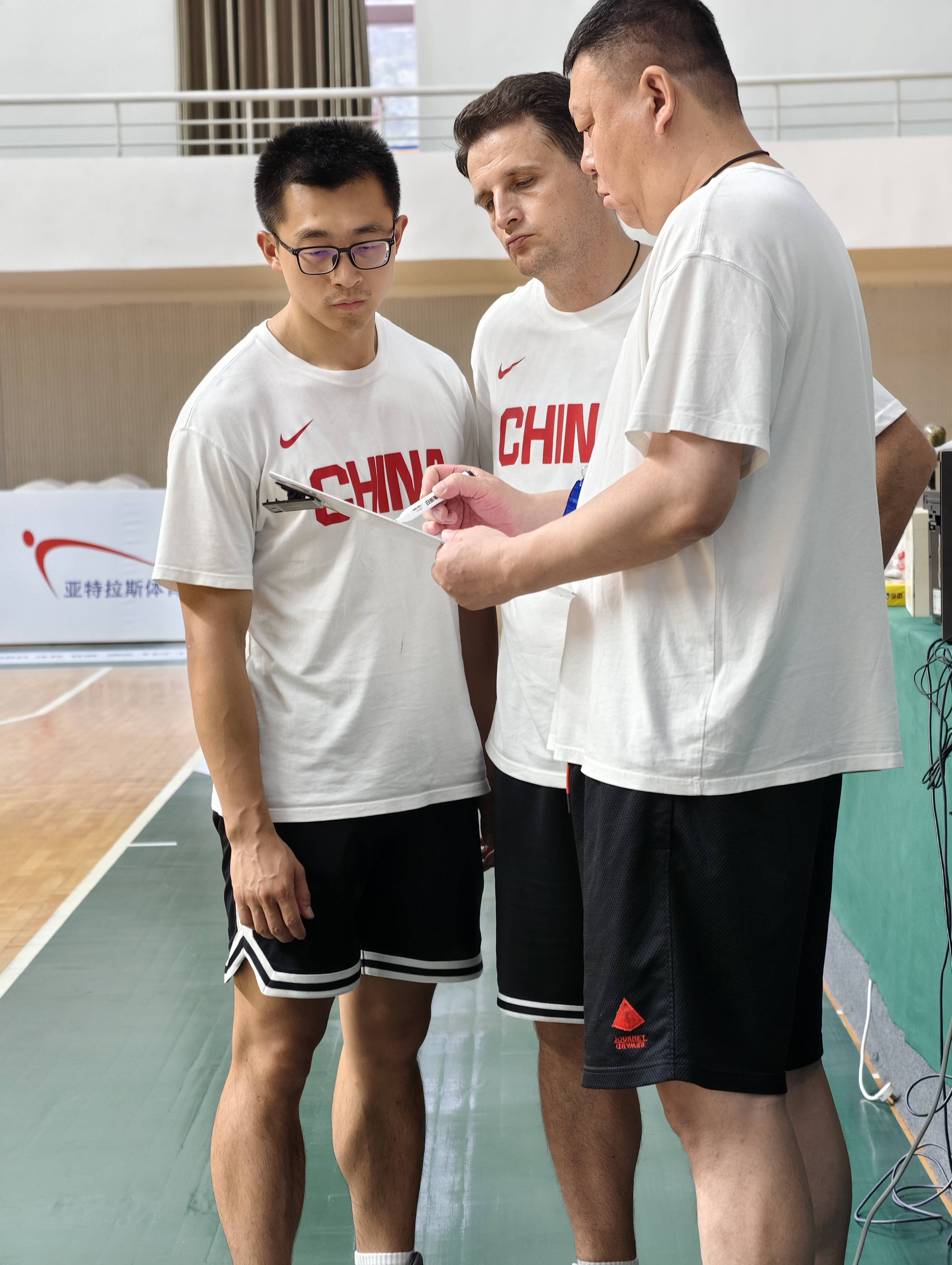 备战赛事，教练组研究球队实战阵容