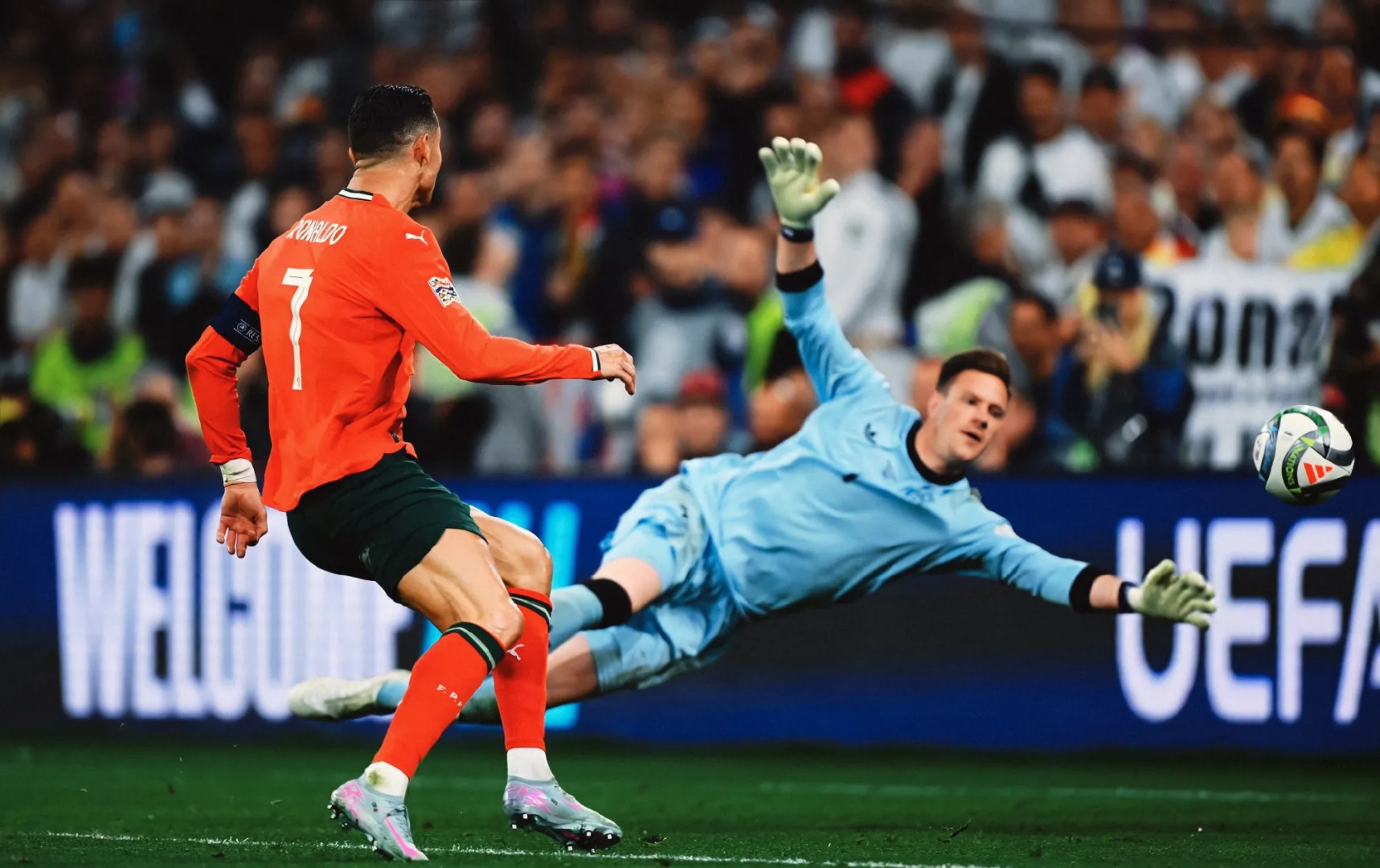 包含欧国杯赛掀起足球狂潮,球迷热血沸腾的词条 包含欧国杯赛掀起足球狂潮,球迷热血沸腾的词条