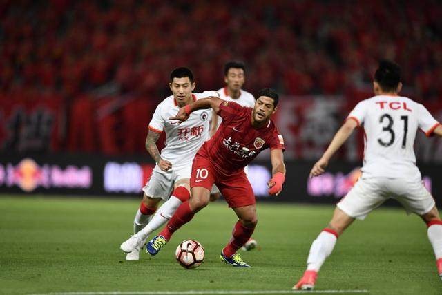 争分夺秒：上海上港逼平广州恒大，积分榜紧咬的简单介绍