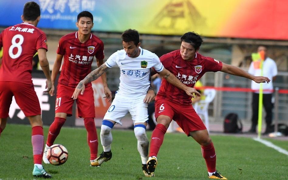 争分夺秒：上海上港逼平广州恒大，积分榜紧咬的简单介绍