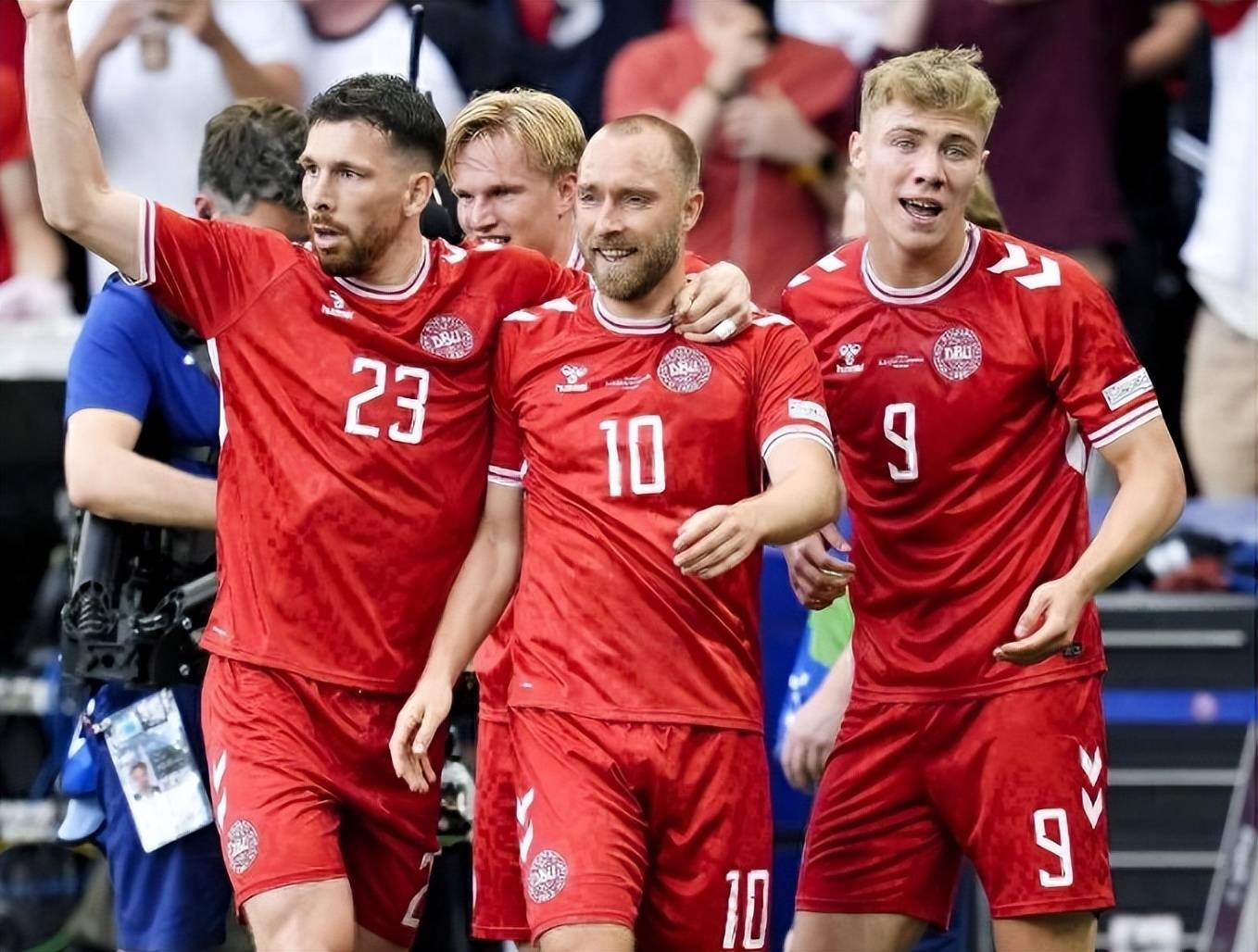 包含塞尔维亚战平稳固小组头名积分的词条