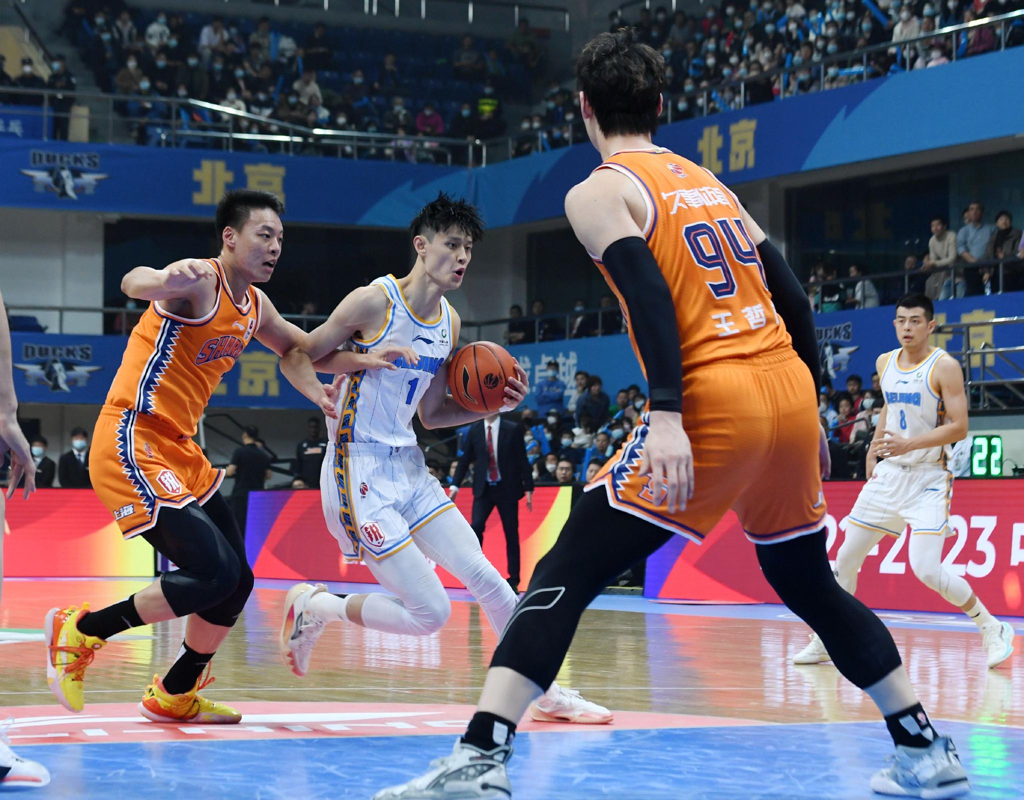 包含上海主场获胜，三外援共计得分超过分的词条