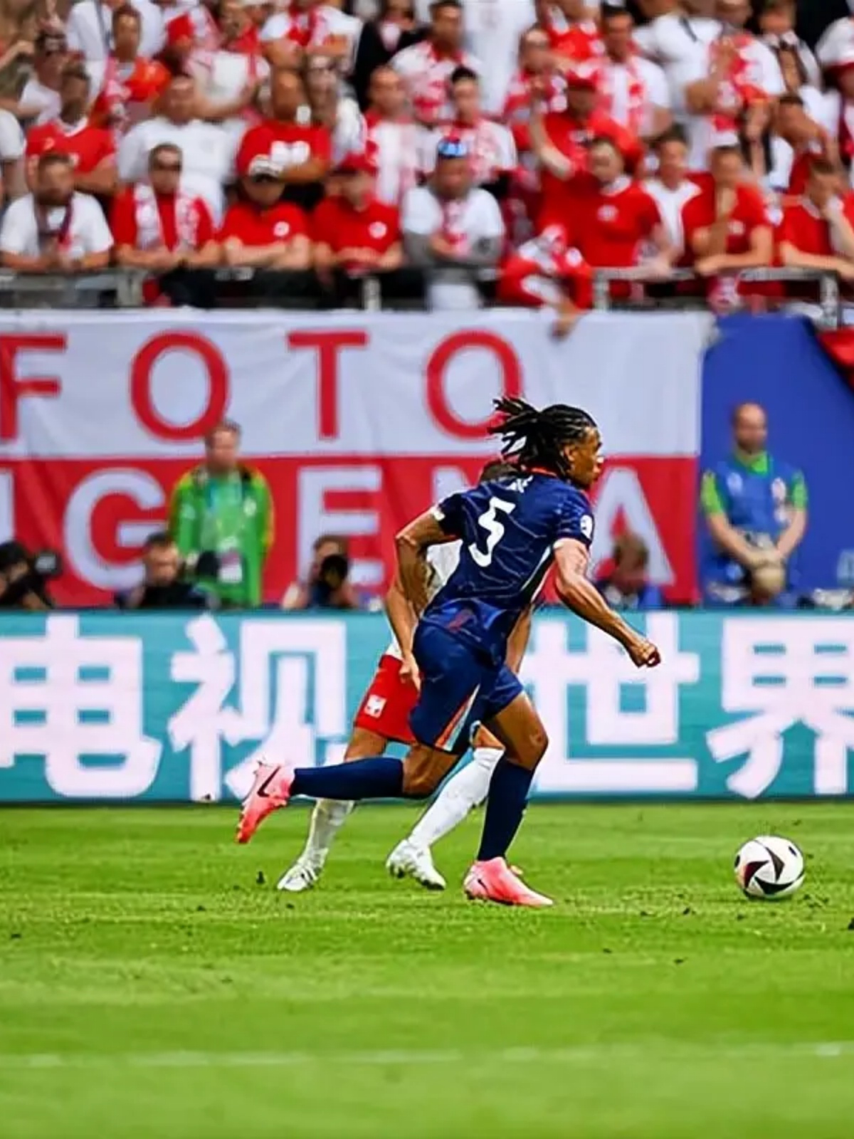 世界杯女足比赛中波兰队表现抢眼