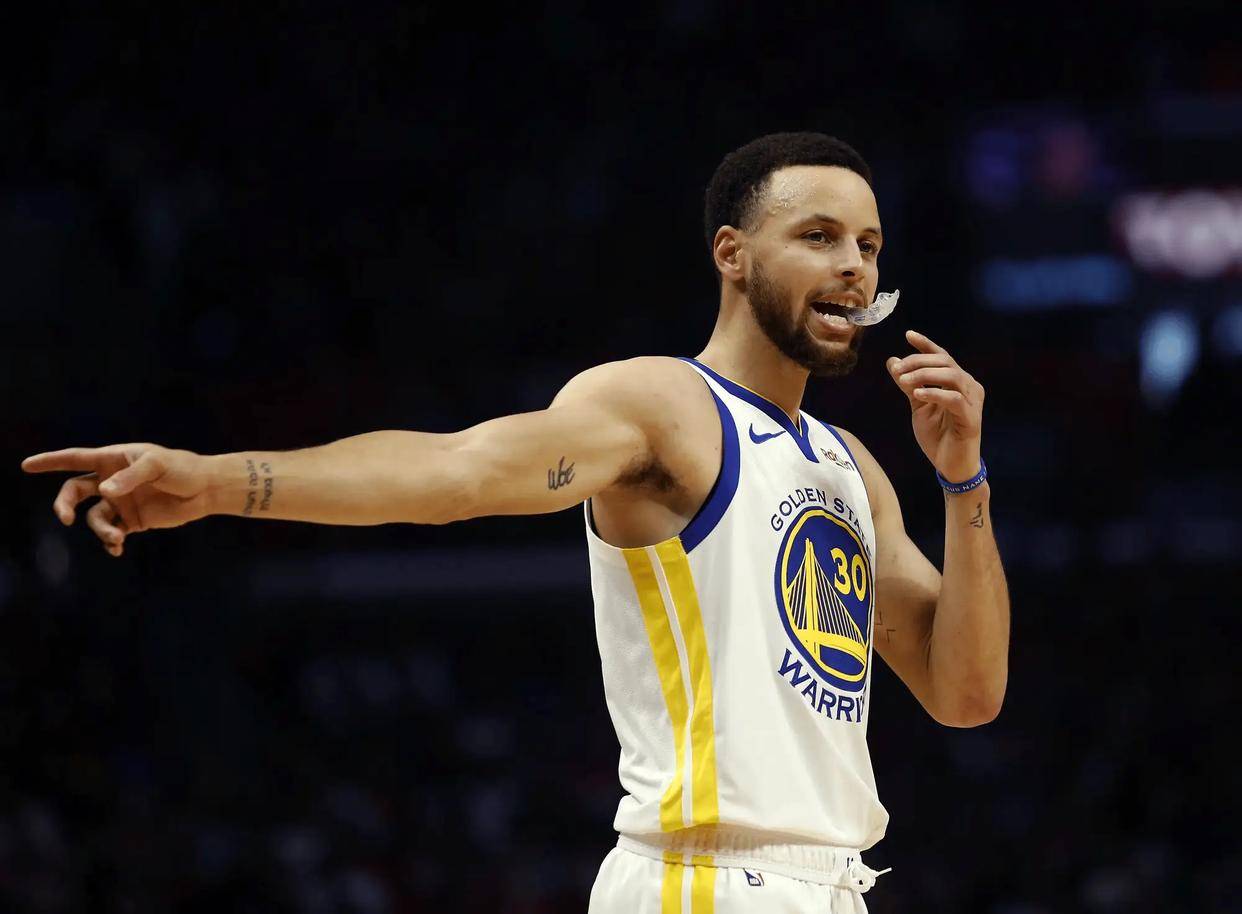 关于太阳鏖战国王，库里扛起全队的信息