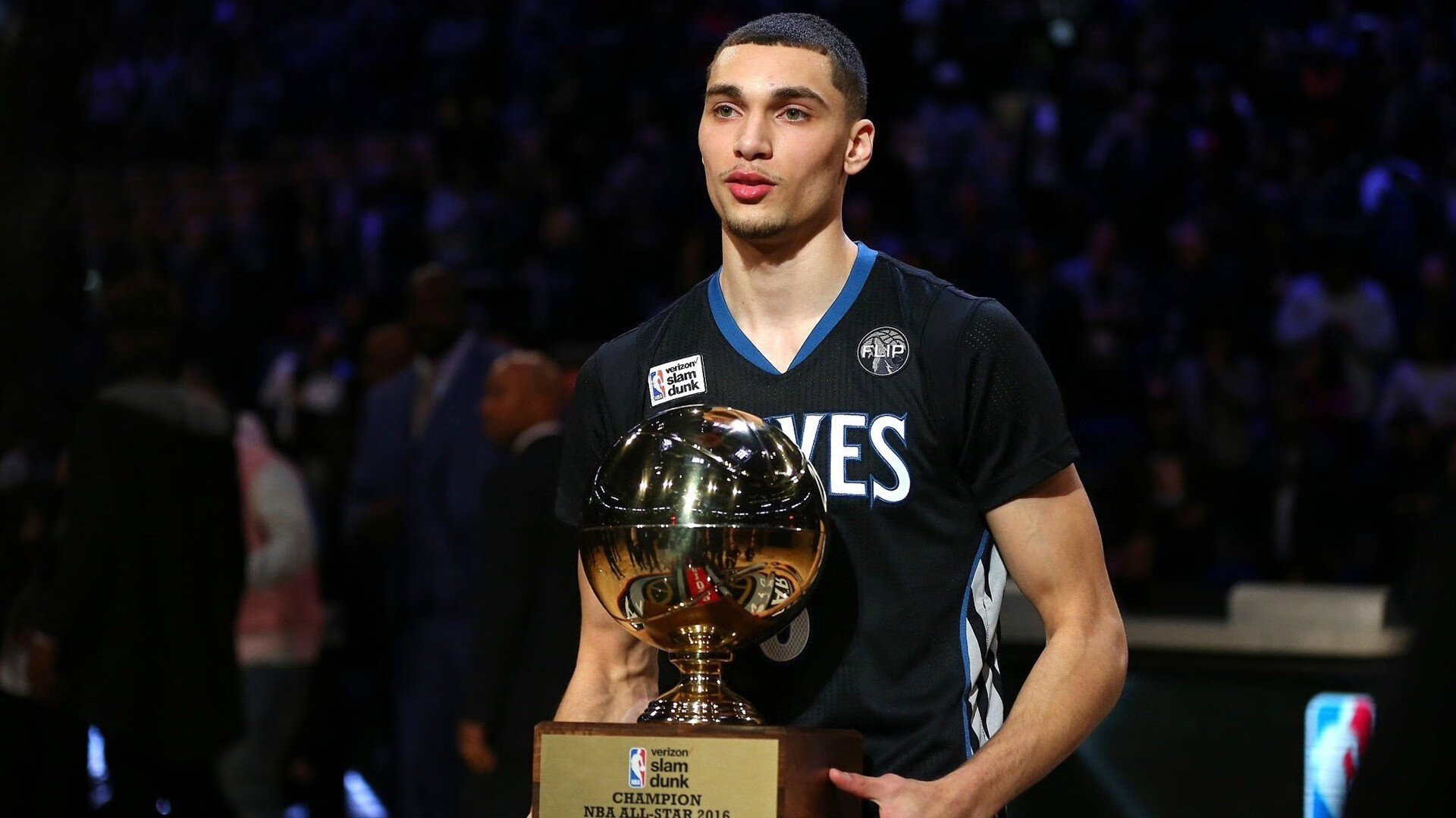 风城利刃刺破南国铁壁，德罗赞关键战不手软，公牛险胜深圳队